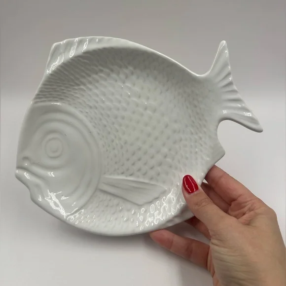 White Plate Vintage Whittier Unique
Pottery Ceramic Textured Fish Shaped Bowl - Picture 1 of 10